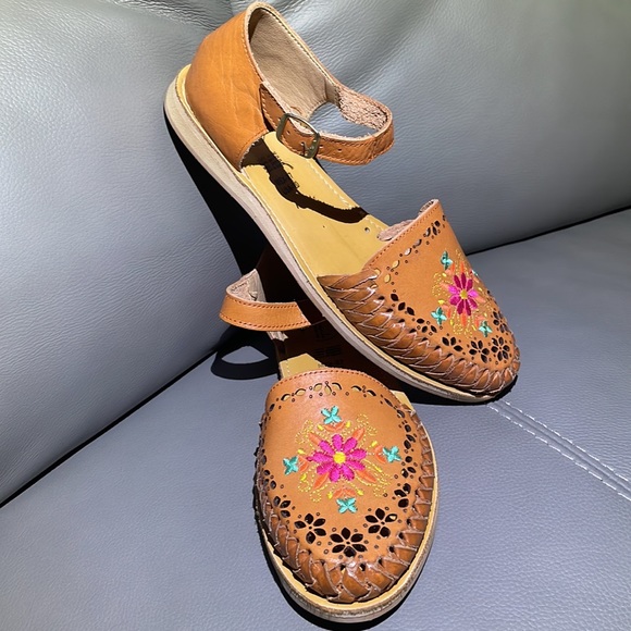 HUARACHE HANDMADE LEATHER FLORAL SANDALS. - Picture 6 of 8